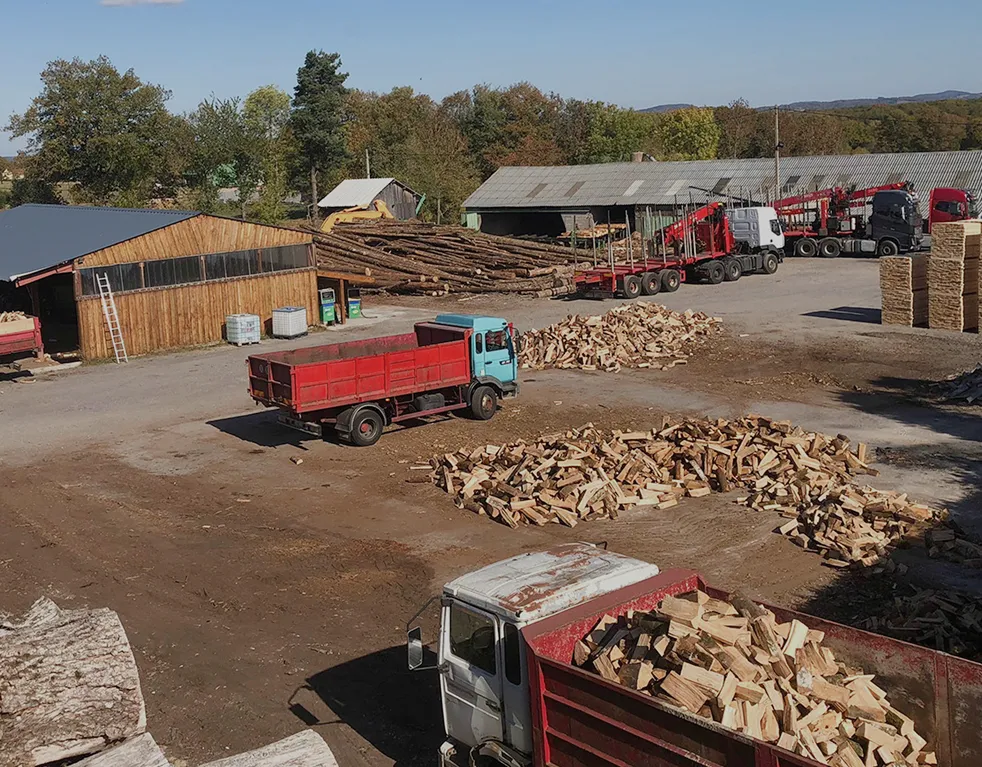 Dépôt de bois avec camions