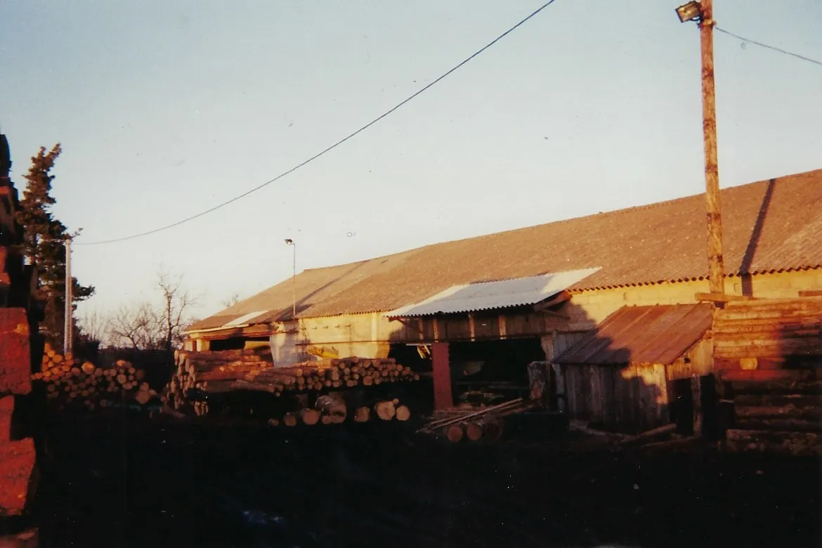 Hangar agricole au coucher du soleil