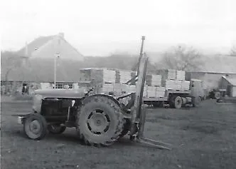 Tracteur ancien en noir et blanc