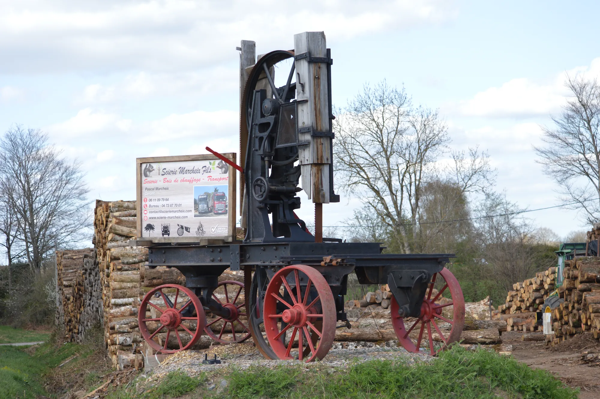 Ancienne machine forestière sur roues